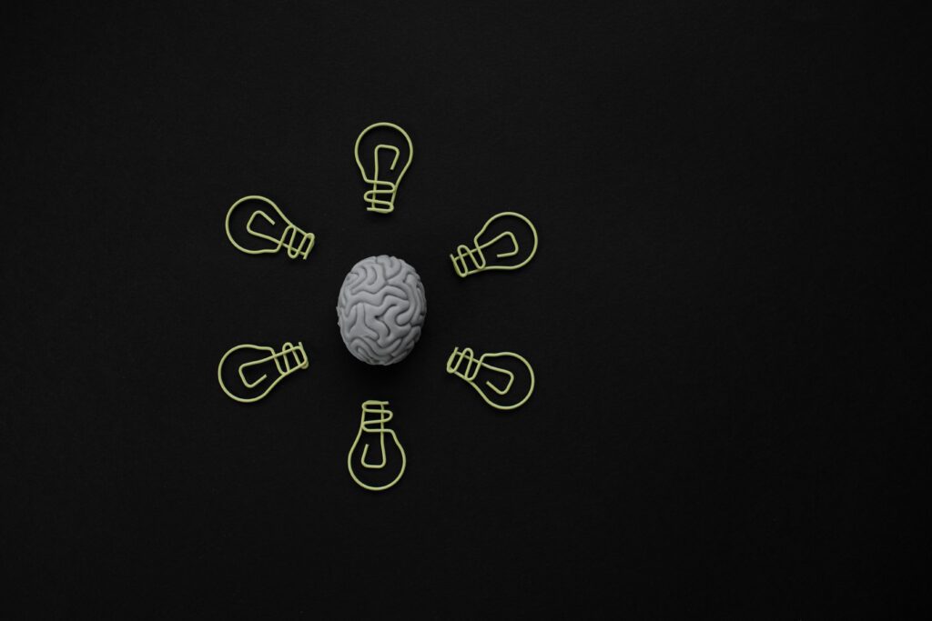 Brain with lightbulbs surrounding it